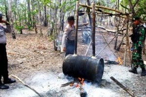 Satgas Yonif 411 Kostrad  saat memusnahkan tempat pembuatan miras.